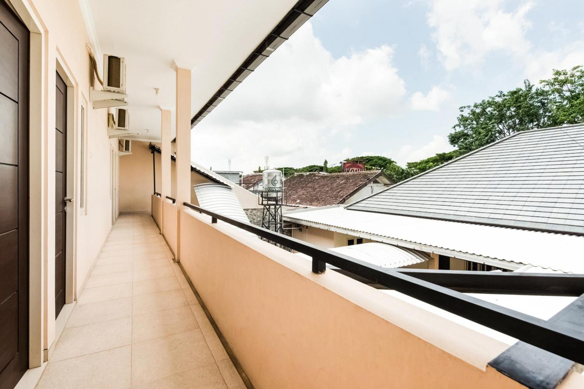 Oyo Life 3398 Griya Rm 19 Syariah Hotel Surabaya Kültér fotó