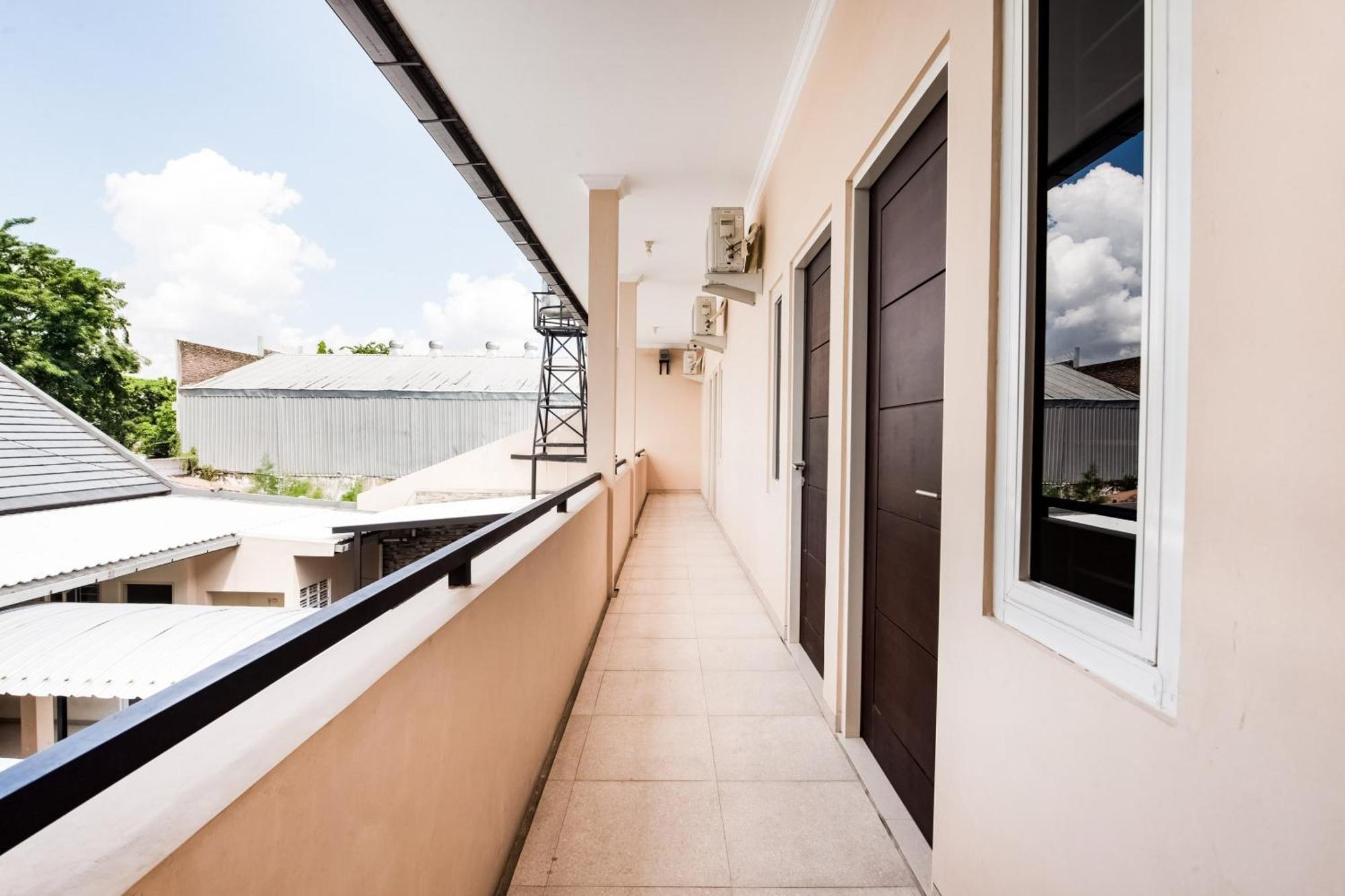 Oyo Life 3398 Griya Rm 19 Syariah Hotel Surabaya Kültér fotó