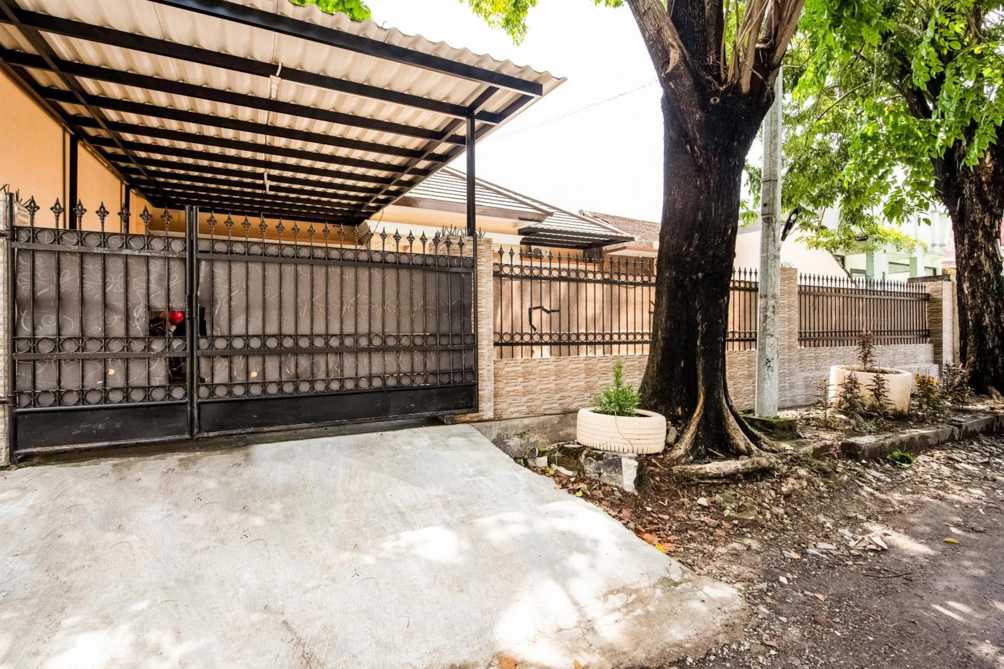 Oyo Life 3398 Griya Rm 19 Syariah Hotel Surabaya Kültér fotó